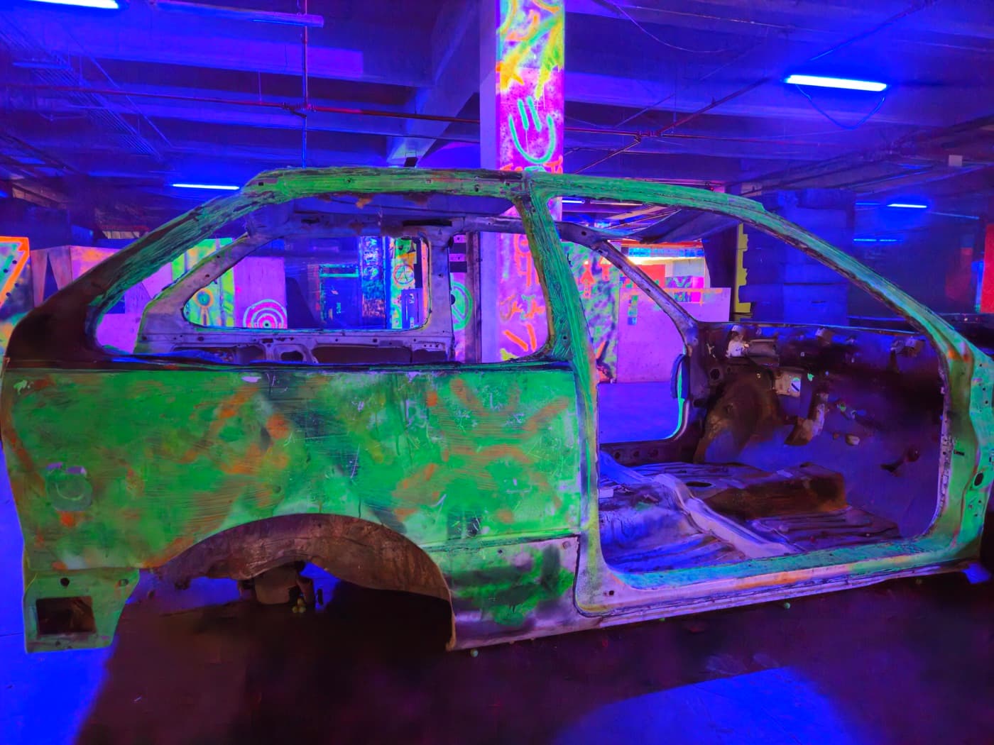 Carro grafiteado en el campo de paintball indoor — Sede Outlet Factory