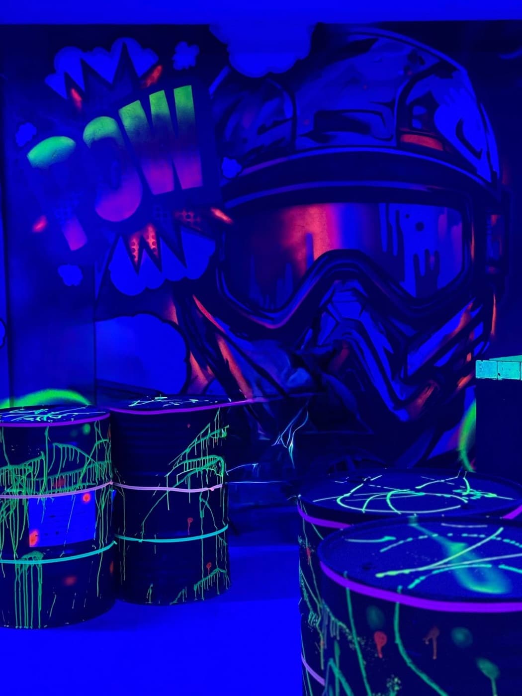 Máscara y casco de paintball con murales neón — Sede Norte Suba